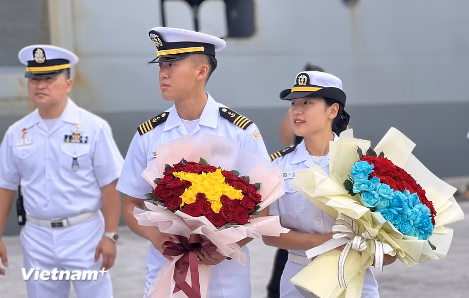 Sĩ quan, thủy thủ tàu huấn luyện ROKS Hansando tại lễ đón. (Ảnh: Thanh Phong/Vietnam+)