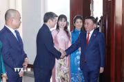Thường trực Ban Bí thư Trần Cẩm Tú cùng các đại biểu tham dự buổi gặp mặt. (Ảnh: Phương Hoa/TTXVN)