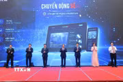 Các đại biểu thực hiện Nghi thức khai trương chuyên trang thông tin "Chuyển động số" của TTXVN. (Ảnh: Minh Quyết/TTXVN)