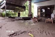 Lớp bùn đất dày khoảng 0,5m phủ kín nền nhà của một hộ dân sau mưa lớn. (Ảnh: Đức Thọ/TTXVN)
