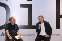 Từ mê đọc, vẽ bìa, làm sách, bán sách, đến theo đuổi những ấn bản đặc biệt, hành trình nghề nghiệp của họa sỹ Trần Đại Thắng (phải) được kể lại bằng trải nghiệm của người ở trong cuộc. (Ảnh: Minh Thu/Vietnam+)