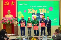 Ban Tổ chức trao quà tặng công nhân xây dựng của Coteccons và công nhân môi trường của Công ty TNHH Một thành viên Thoát nước Hà Nội. (Ảnh: CTV/Vietnam+)