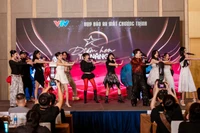 Top 12 thí sinh tài năng biểu diễn trong họp báo. (Ảnh: PV/Vietnam+)