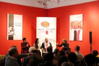 Nhà thơ Murad Sudani (thứ ba từ trái sang) và nhà thơ Nguyễn Quang Thiều (bìa phải) trong buổi ra mắt sách. (Ảnh: Khiếu Minh/Vietnam+)