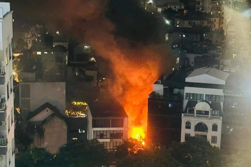 Ngọn lửa bùng lên dữ dội trong vụ cháy xảy ra tại cơ sở kinh doanh số 37 Dịch Vọng Hậu (Cầu Giấy, Hà Nội). 