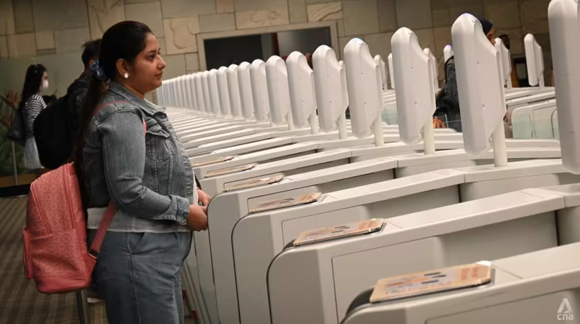 Công dân Singapore giờ đây chỉ cần quét thông tin sinh trắc học khuôn mặt và mống mắt để nhập cảnh. (Nguồn: CNA)