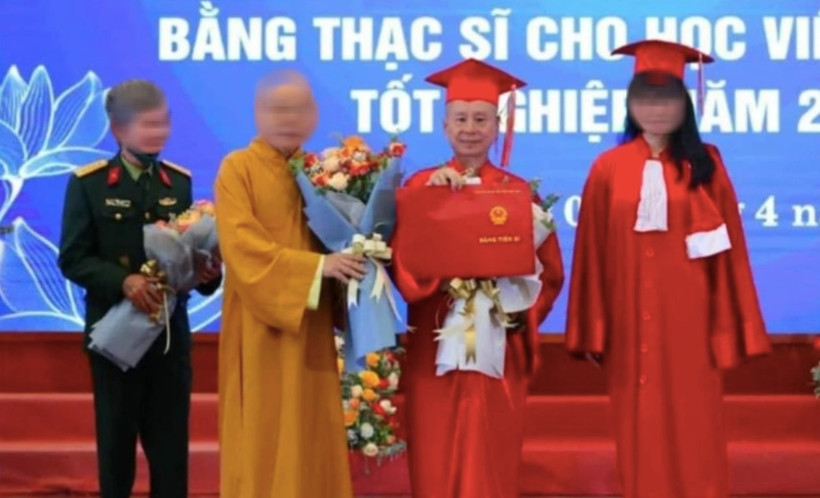 Thượng tọa Thích Chân Quang (thứ 2 từ phải sang) nhận Bằng tiến sỹ Luật vào tháng 4/2022 (Nguồn: Cổng TTĐT GHPG Việt Nam).