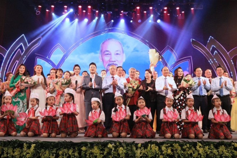 Thủ tướng Nguyễn Xuân Phúc, Chủ tịch Quốc hội Nguyễn Thị Kim Ngân cùng các đồng chí lãnh đạo Đảng, Nhà nước lên tặng hoa các nghệ sĩ. (Ảnh: Thành Đạt - TTXVN)