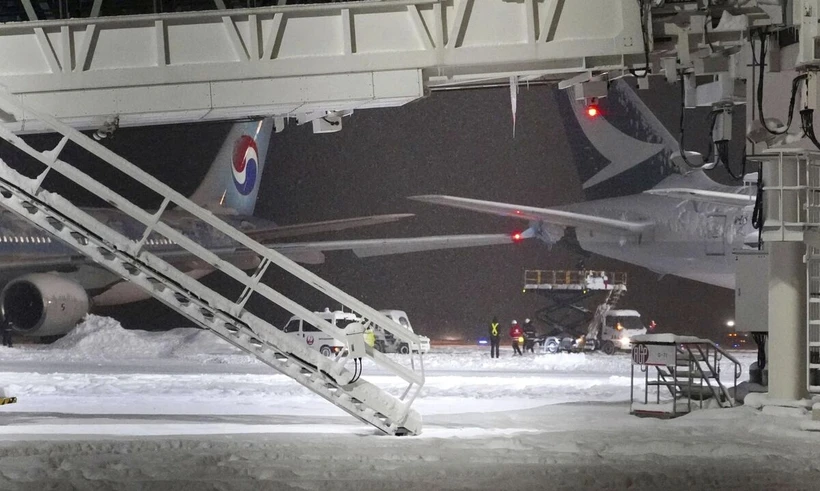 Cánh trái của máy bay Korean Air kẹp vào cánh đuôi bên phải của máy bay Cathay Pacific. (Nguồn: Sky News)