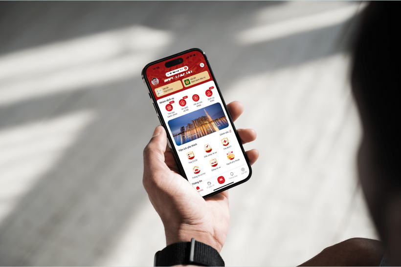 Người dân ngày càng quen với việc sử dụng VNeID (Nguồn: Vietnam+)