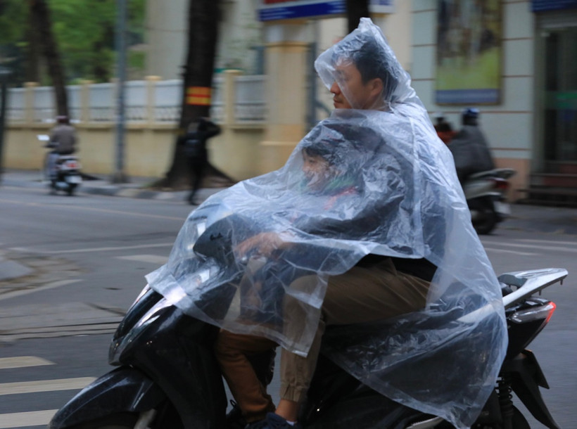 Phụ huynh cần mặc ấm cho trẻ khi đến trường. (Ảnh: Minh Quyết/TTXVN)