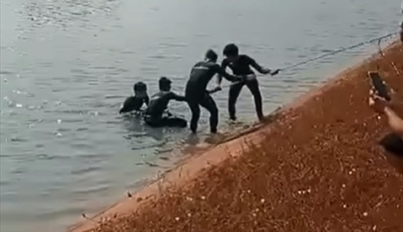 Lực lượng cứu hộ tiến hành trục vớt nạn nhân (Ảnh: Người dân cung cấp)