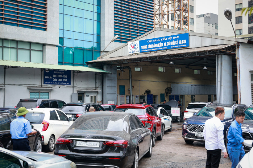 Phương tiện xếp hàng dài chờ đến lượt vào đăng kiểm tại Hà Nội. (Ảnh: Hoài Nam/Vietnam+)
