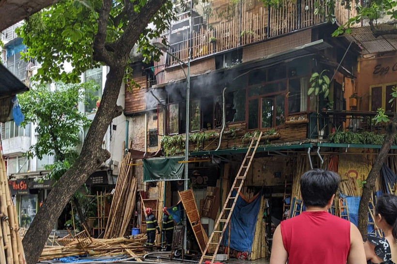Lực lượng chức năng nhanh chóng dập tắt đám cháy trên phố Hàng Vải (Hoàn Kiếm, Hà Nội). (Ảnh: PV/Vietnam+)