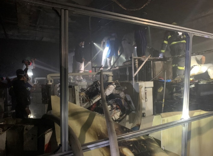 Lực lượng Cảnh sát phòng cháy, chữa cháy và cứu nạn, cứu hộ tổ chức triển khai khống chế và dập tắt đám cháy. (Ảnh: Công an thành phố Hà Nội)