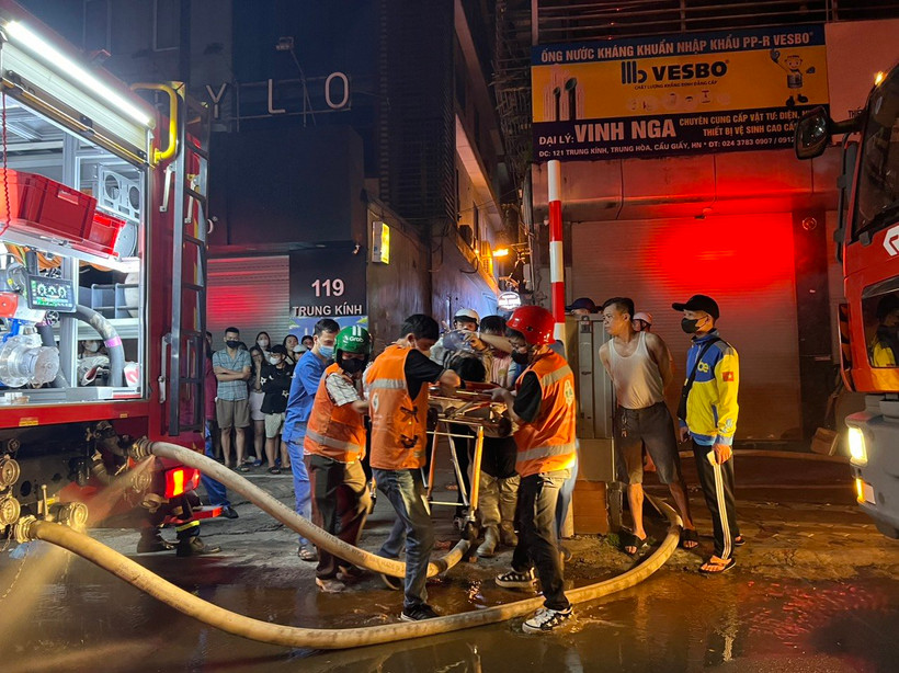 Vụ cháy nhà trọ vừa xảy ra vào rạng sáng ngày 24/5 (Cầu Giấy, Hà Nội) gây thương vong rất lớn về người và tài sản. (Ảnh: PV/Vietnam+)