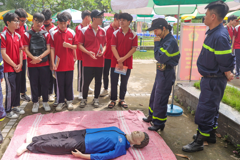 Công an Hà Nội hướng dẫn học sinh tìm hiểu và thực hành kỹ năng phòng cháy chữa cháy và cứu nạn cứu hộ. (Ảnh: Hoài Nam/Vietnam+)