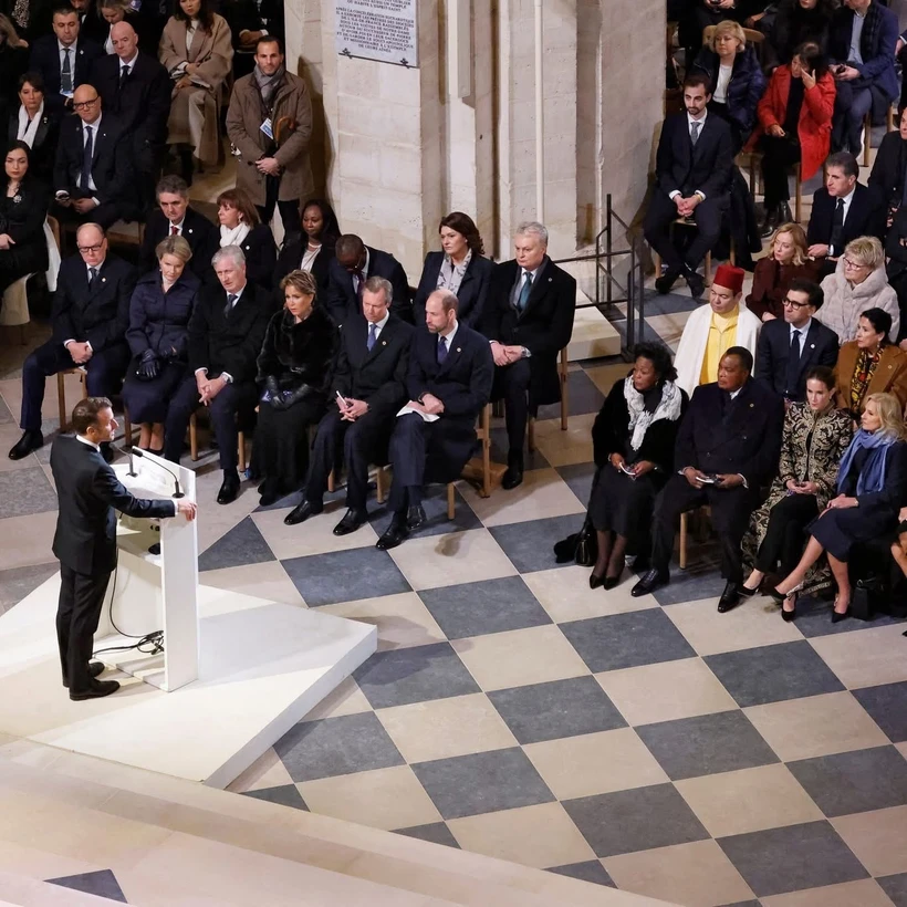 Tổng thống Pháp Emmanuel Macron đọc diễn văn bên trong Nhà thờ Đức Bà Paris ngày 7/12/2024. (Ảnh: REUTERS/TTXVN)