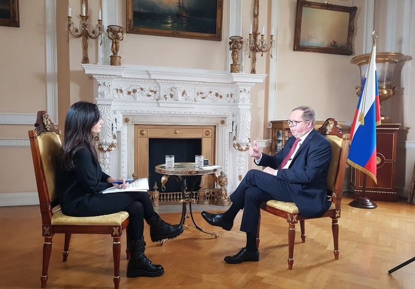 Đại sứ Nga tại Anh Andrei Kelin trả lời phỏng vấn kênh truyền hình Sky News (Ảnh: ĐSQ Nga tại Anh)