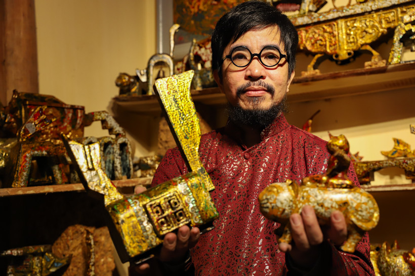 Nghệ nhân Nguyễn Tấn Phát với những bức tượng mèo độc bản cho năm Quý Mão. (Ảnh: Hoài Nam/Vietnam+)