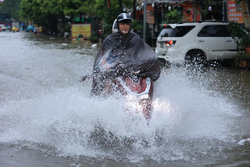 Hà Nội sáng 10/9 có ngập một số khu vực do mưa lớn sau đêm 9/9. (Ảnh: Hoài Nam/Vietnam+)