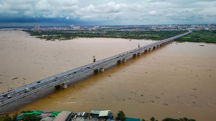 Mực nước trên sông Hồng tại Hà Nội lúc 7 giờ hôm nay ở mức 10,02m, dưới báo động 2. (Ảnh: Hoài Nam/Vietnam+)