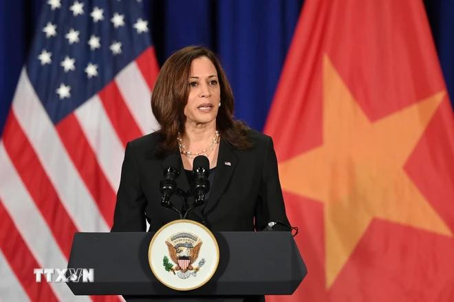 Phó Tổng thống Mỹ Kamala Harris phát biểu tại buổi họp báo trong chuyến thăm Việt Nam năm 2021. (Nguồn: TTXVN)