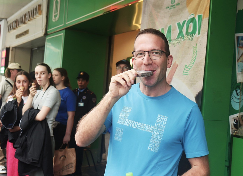 Du khách ăn kem Tràng Tiền, đặc sản hơn 60 năm của Hà Nội. (Ảnh: Mai Hiền/TTXVN phát)