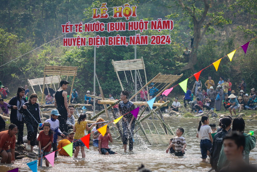 Người dân hòa trong không khí vui tươi của Tết Té nước. (Ảnh: Hoài Nam/Vietnam+)