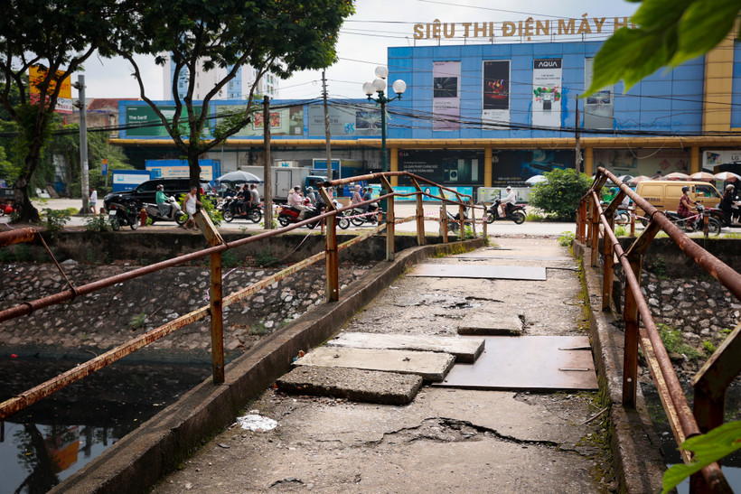 Cầu xuống cấp nghiêm trọng tại sông Kim Ngưu (Ảnh: Hoài Nam/Vietnam+)