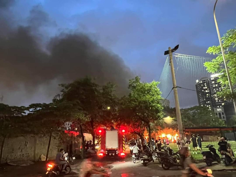 Hiện trường xảy ra vụ cháy tại Cầu Giấy tối 26/6. (Ảnh: PV/Vietnam+)