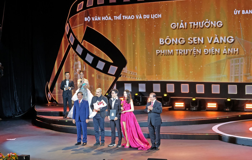 Phim “Tro tàn rực rỡ” của đạo diễn Bùi Thạc Chuyên đã đoạt giải thưởng Bông sen Vàng danh giá của thể loại phim truyện điện ảnh. (Ảnh: Nguyễn Dũng/TTXVN)