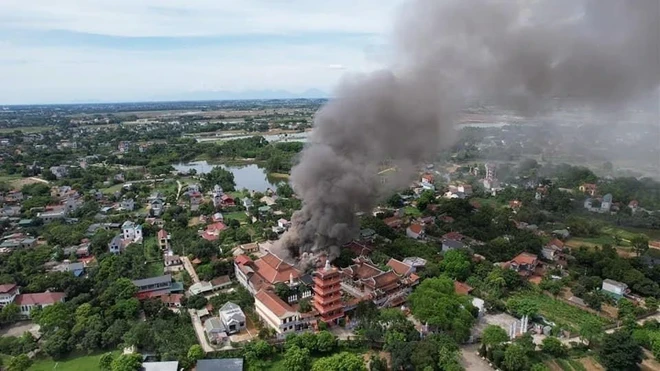 Hiện trường vụ cháy chùa Hòa Phúc, xã Hòa Thạch, huyện Quốc Oai, Hà Nội vào tháng 6/2022. (Ảnh: TTXVN phát)