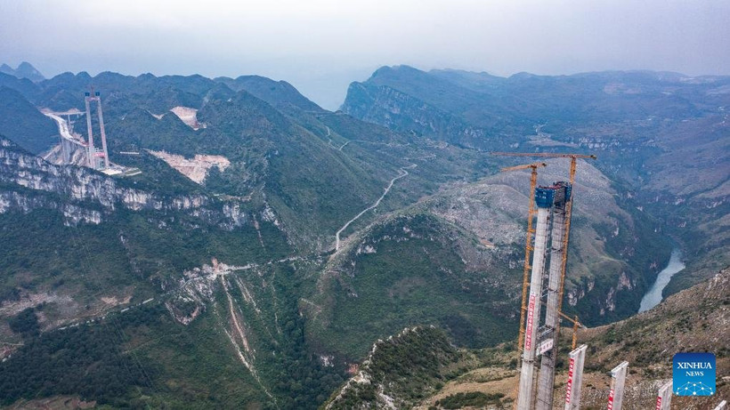 Cây cầu Huajiang Grand Canyon đang được xây dựng. (Ảnh: THX)