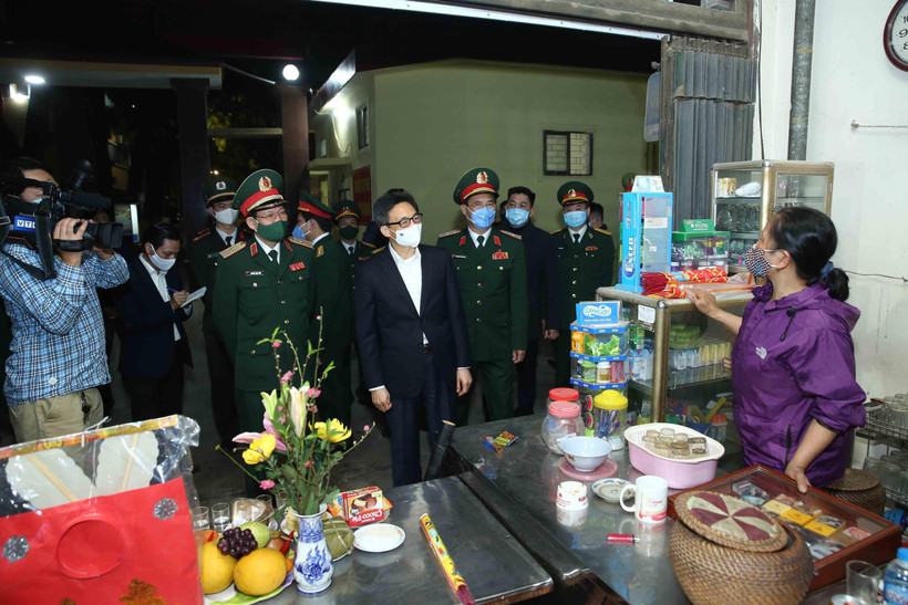 Phó Thủ tướng Vũ Đức Đam đến thăm, chúc tết, động viên cán bộ, chiến sĩ và người dân thực hiện cách ly tập trung (Ảnh: TTXVN phát) 