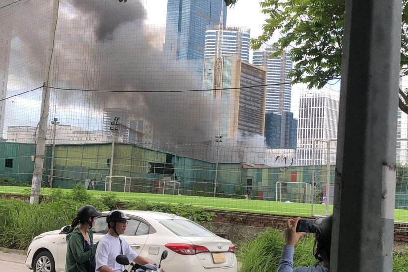 Thời điểm người dân phát hiện ra đám cháy, khói đang bốc lên từ khu nhà xưởng phường Yên Hòa, Cầu Giấy, Hà Nội. (Ảnh: PV/Vietnam+)