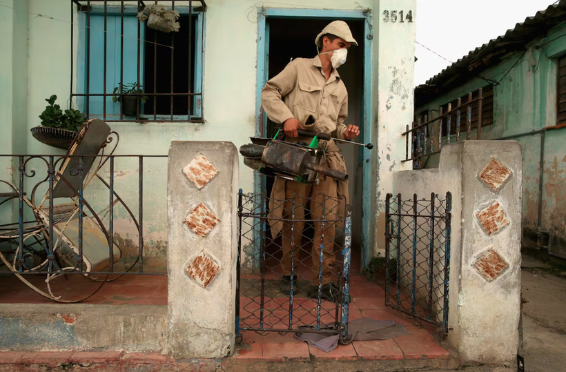 Nhân viên y tế phun thuốc diệt muỗi phòng ngừa virus Oropouche ở La Habana (Nguồn: Getty)