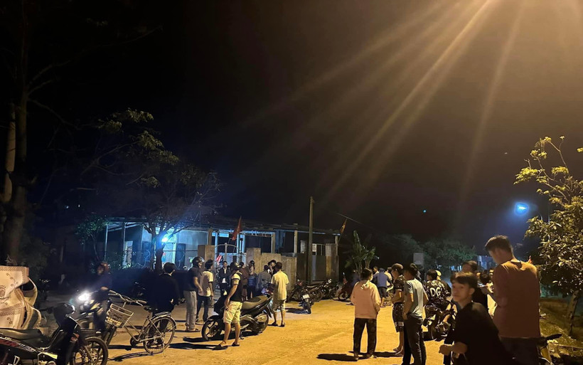 Người dân tụ tập tại hiện trường sau khi xảy ra vụ việc. (Nguồn: Quảng Bình hôm nay)