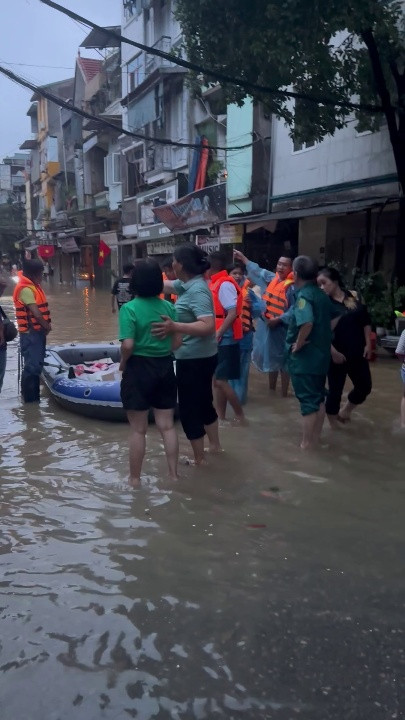 Cận cảnh người dân Phúc Tân phải vào nhà bằng thuyền vì nước ngập gần cửa khẩu