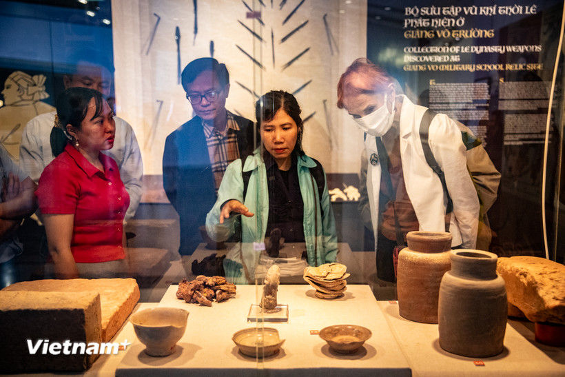 Du khách tìm hiểu và tham quan bộ sưu tập vũ khí thời Lê được công nhận là bảo vật quốc gia. (Ảnh: PV/Vietnam+)