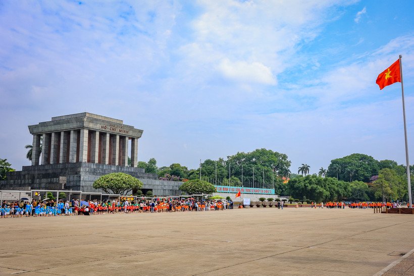 Đoàn người nối dài vào Lăng viếng Bác (Ảnh: Hoài Nam/Vietnam+)