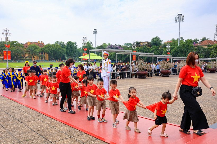 Các cháu thiếu nhi vào Lăng viếng Bác. (Ảnh: Hoài Nam/Vietnam+)