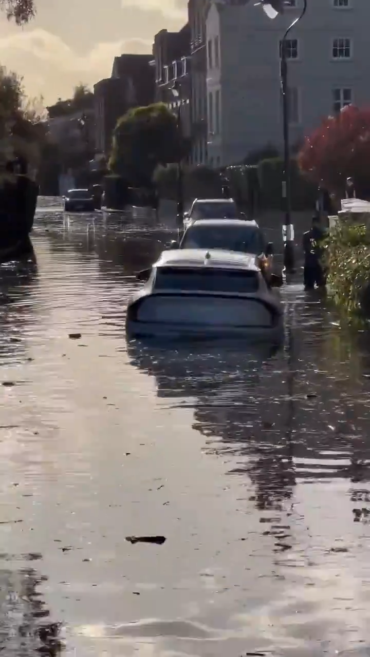 Nước sông Thames dâng cao khiến đường phố London ngập trong biển nước