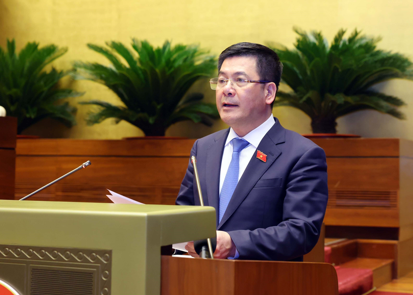 Bộ trưởng Bộ Công thương Nguyễn Hồng Diên đọc tờ trình tại Kỳ họp thứ 8, Quốc hội khóa XV (Ảnh: TTXVN)