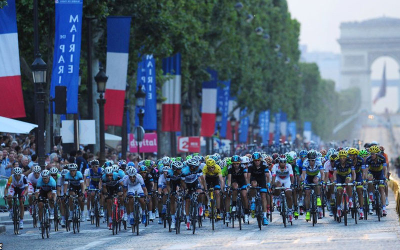 Các tay đua xuất phát ở chặng cuối cùng giải đua xe lừng danh Tour de France. Giải đấu mà cuarơ người Anh Chris Froome lên ngôi. (Nguồn: PA)