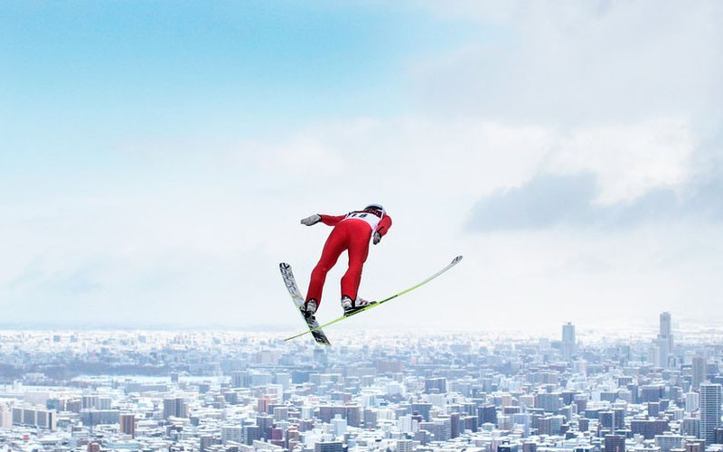 Kento Sakuyama bay lên không trung ở giải vô địch thế giới FIS Men's Ski Jumping World Cup ở Sapparo, Nhật Bản. (Nguồn: Getty Images)