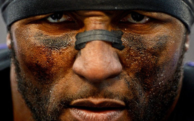 Ray Lewis của Baltimore Ravens (bóng bầu dục) sau thất bại trước Indianapolis Colts ở AFC Wild Card Play-off Game. (Nguồn: Getty Images)