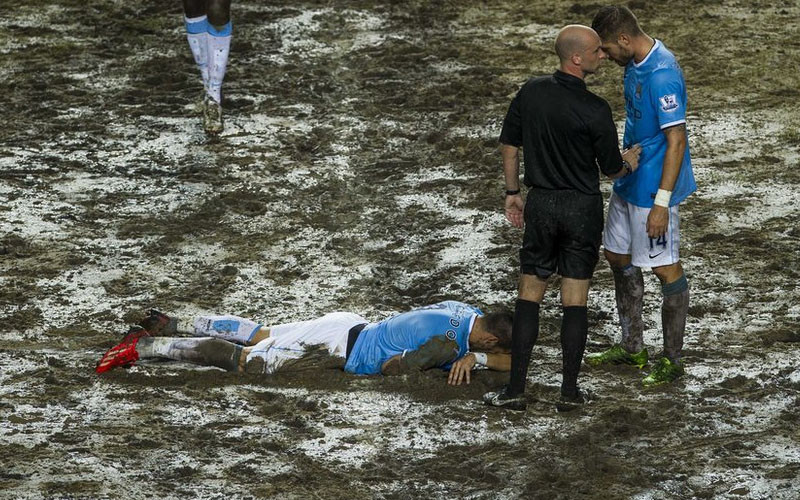 Alvaro Negredo và Javi Garcia ở trận chung kết Asia Trophy với Sunderland tại SVĐ Hong Kong không khác gì bãi lầy. (Nguồn: Getty Images)