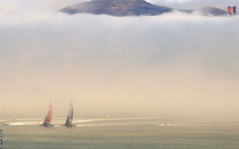 Cuộc đua thuyền buồm America's Cup tại San Francisco, Mỹ. Cầu Cổng Vàng lừng danh gần như bị che kín bởi sương mù dày đặc. (Nguồn: AFP)