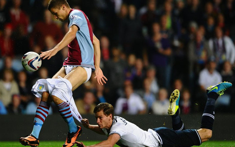 Hậu vệ Jan Vertonghen của Tottenham ngăn Nicklas Helenius của Aston Villa dứt điểm ở trận đấu vòng ba Capital One Cup. (Nguồn: Getty Images)